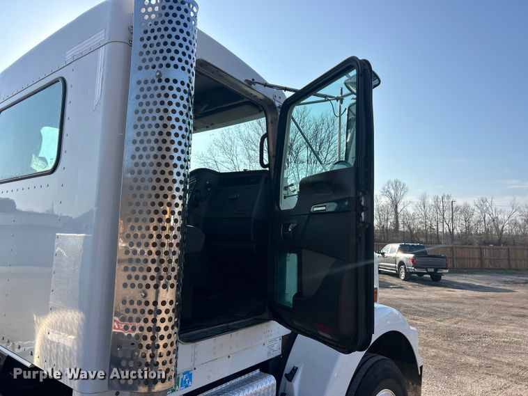 image for item FC5167 2012 Kenworth T800 semi truck