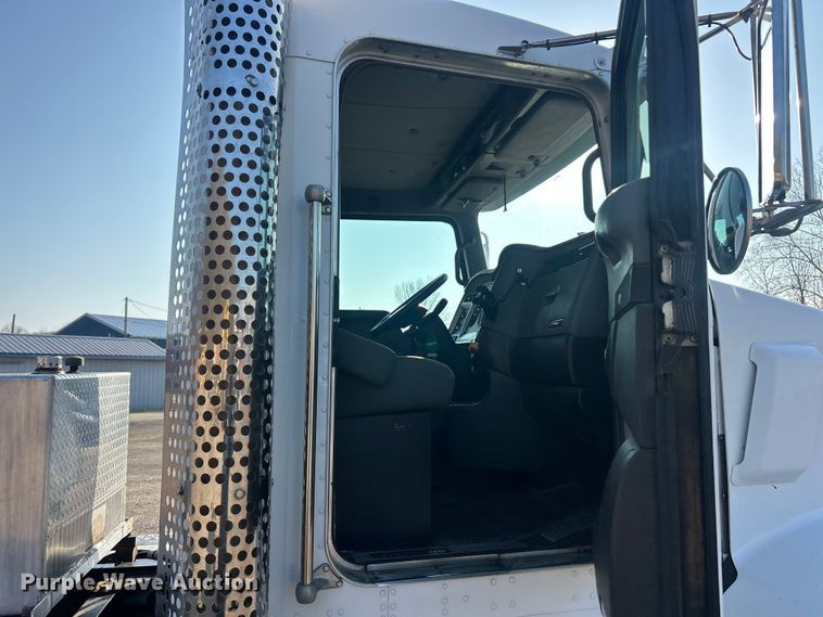 image for item FC5167 2012 Kenworth T800 semi truck