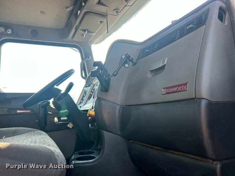 image for item FC5167 2012 Kenworth T800 semi truck