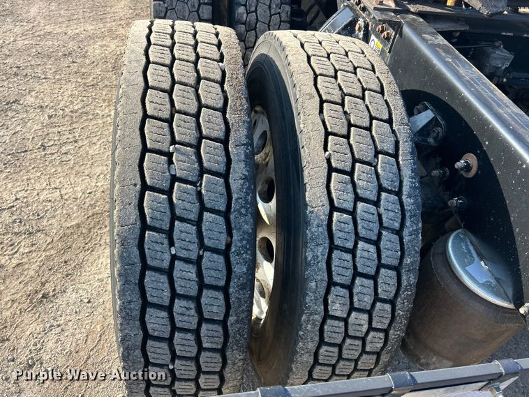 image for item FC5167 2012 Kenworth T800 semi truck