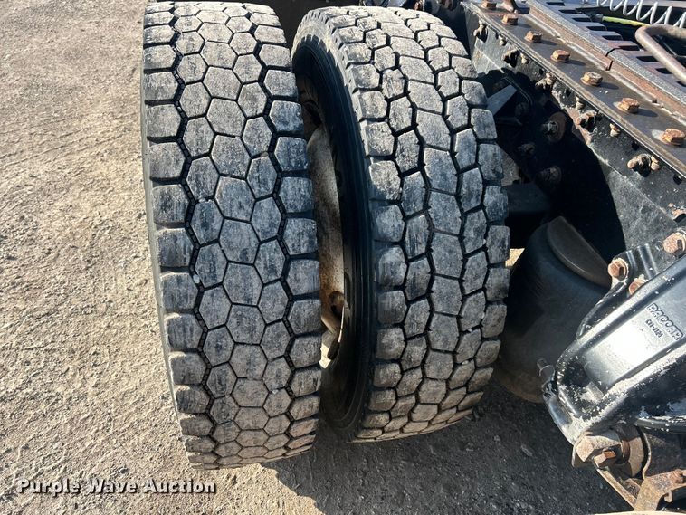 image for item FC5167 2012 Kenworth T800 semi truck