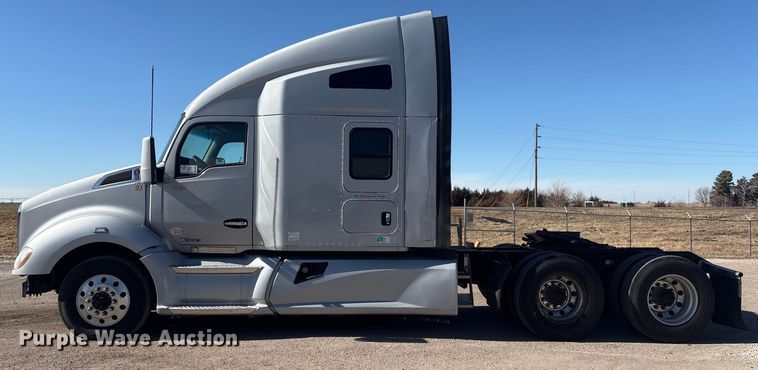 image for item FG2693 2018 Kenworth T680 semi truck