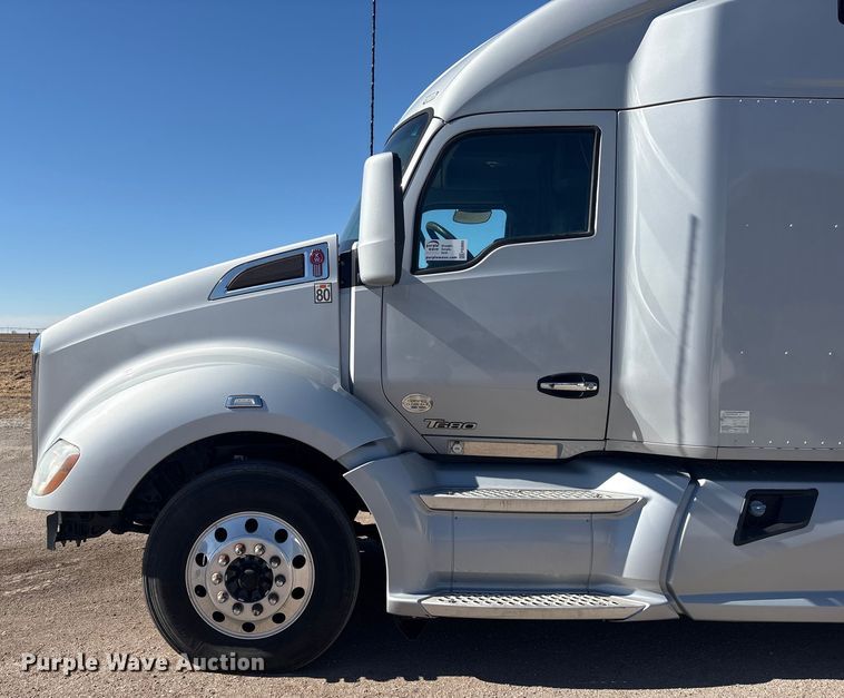 image for item FG2693 2018 Kenworth T680 semi truck