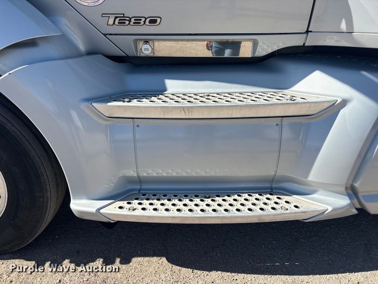 image for item FG2693 2018 Kenworth T680 semi truck