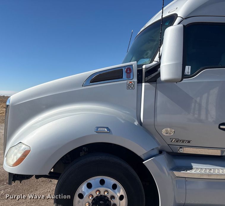 image for item FG2693 2018 Kenworth T680 semi truck