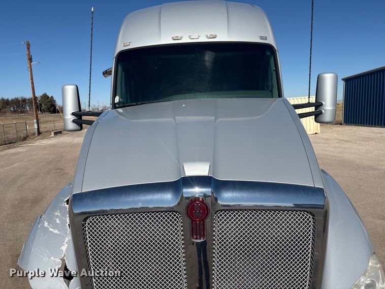 image for item FG2693 2018 Kenworth T680 semi truck