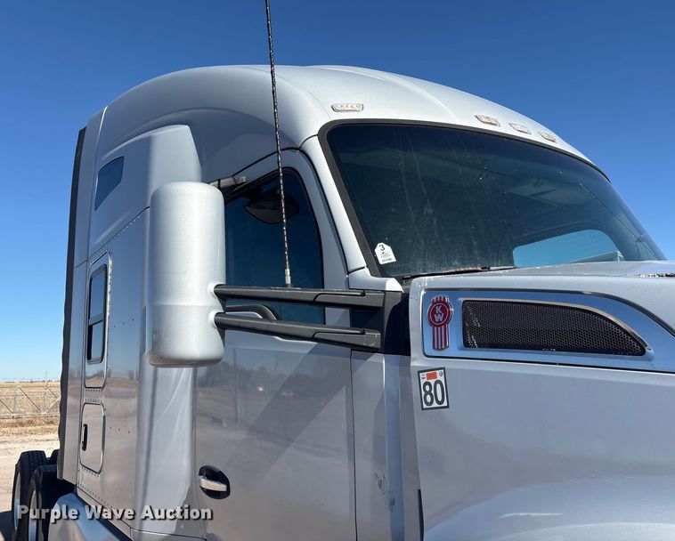 image for item FG2693 2018 Kenworth T680 semi truck