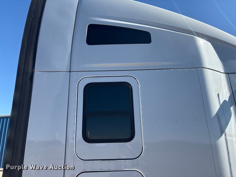 image for item FG2693 2018 Kenworth T680 semi truck