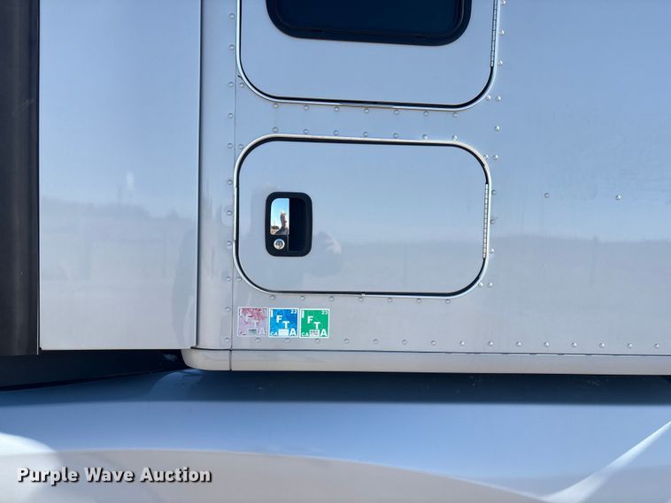 image for item FG2693 2018 Kenworth T680 semi truck