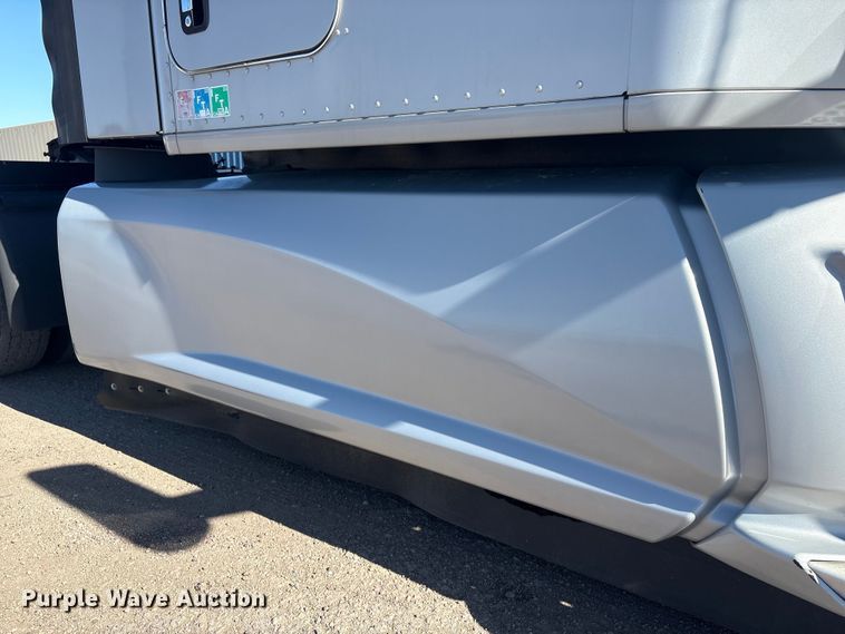 image for item FG2693 2018 Kenworth T680 semi truck