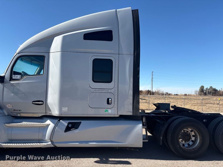 image for item FG2693 2018 Kenworth T680 semi truck