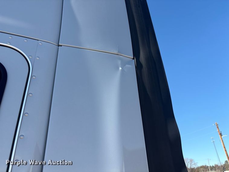 image for item FG2693 2018 Kenworth T680 semi truck