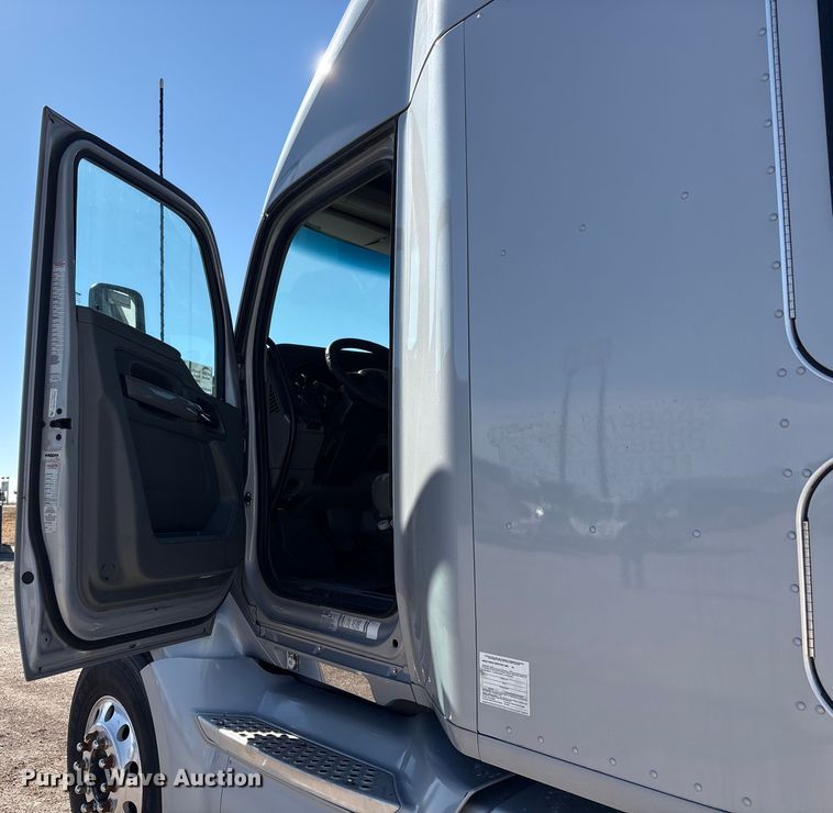 image for item FG2693 2018 Kenworth T680 semi truck