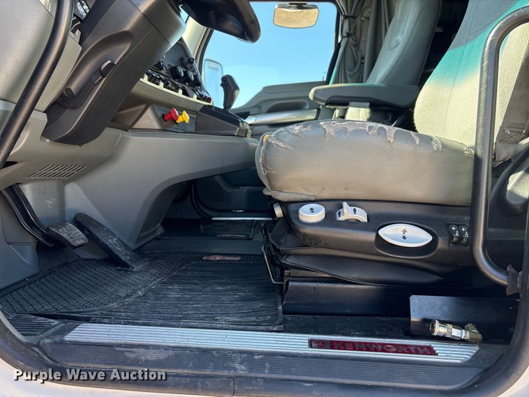 image for item FG2693 2018 Kenworth T680 semi truck
