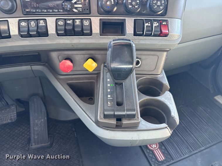 image for item FG2693 2018 Kenworth T680 semi truck