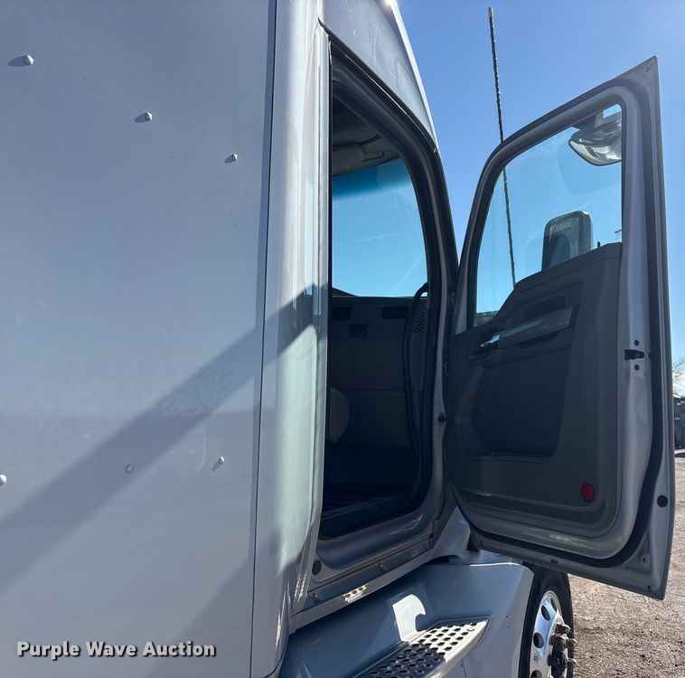 image for item FG2693 2018 Kenworth T680 semi truck