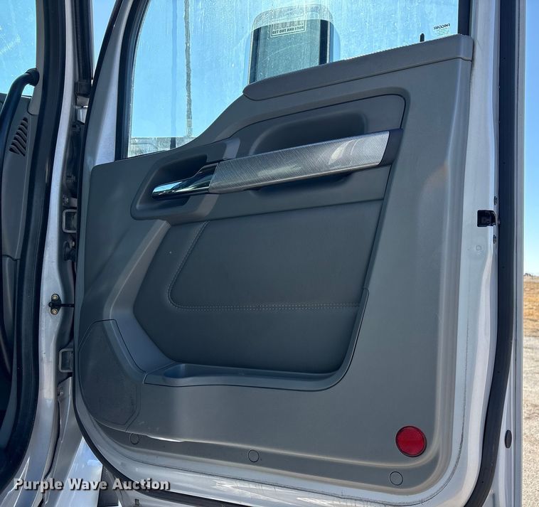 image for item FG2693 2018 Kenworth T680 semi truck