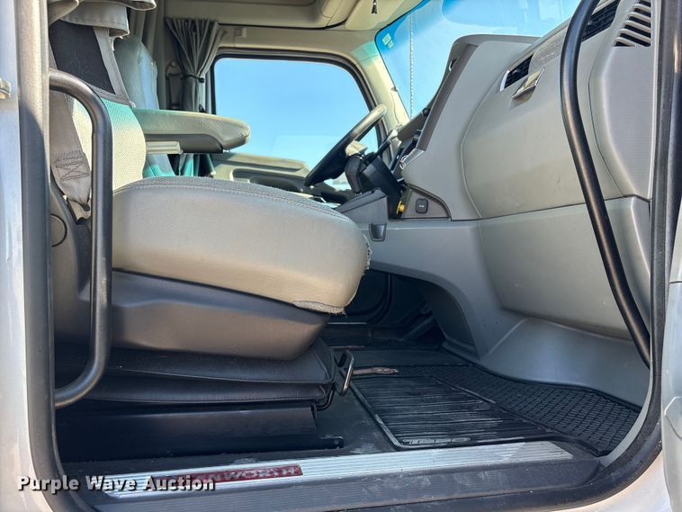 image for item FG2693 2018 Kenworth T680 semi truck