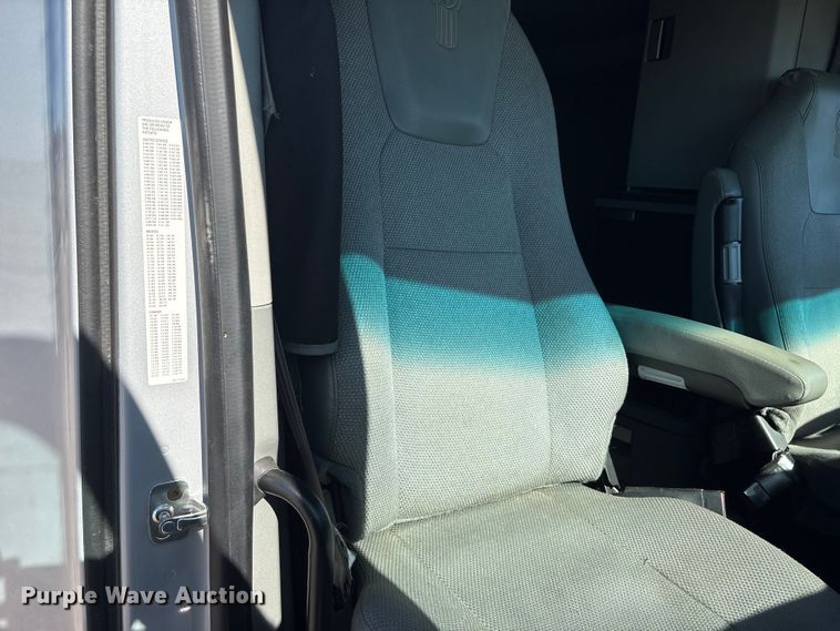 image for item FG2693 2018 Kenworth T680 semi truck