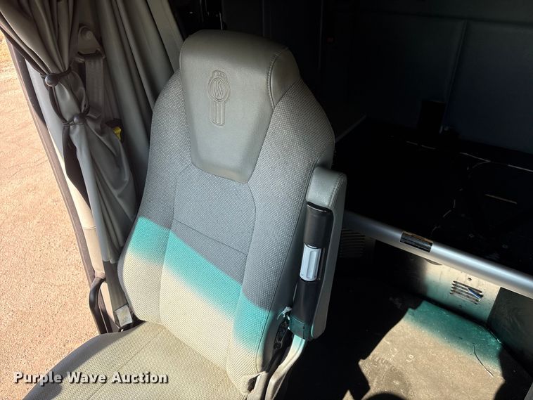 image for item FG2693 2018 Kenworth T680 semi truck