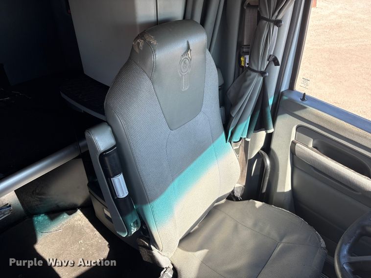 image for item FG2693 2018 Kenworth T680 semi truck