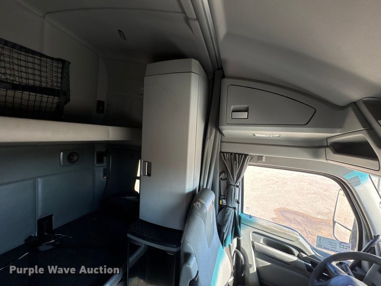 image for item FG2693 2018 Kenworth T680 semi truck