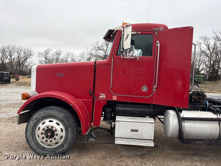 image for item FG2721 2002 Peterbilt 357 semi truck