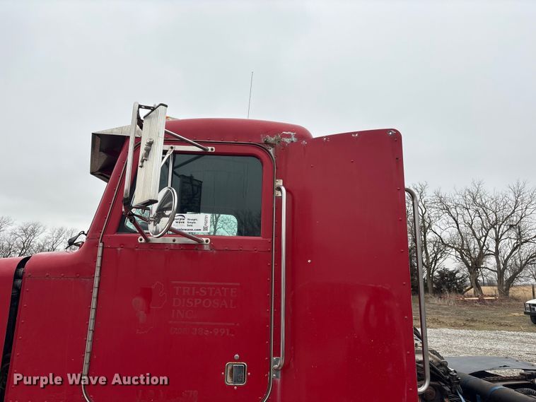 image for item FG2721 2002 Peterbilt 357 semi truck