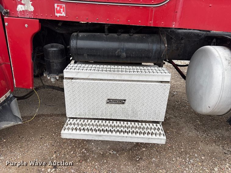 image for item FG2721 2002 Peterbilt 357 semi truck