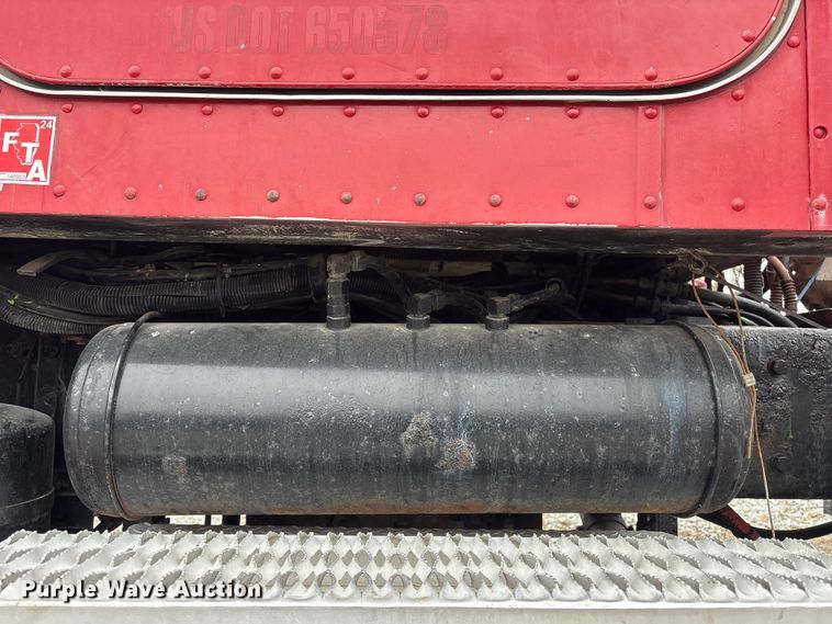 image for item FG2721 2002 Peterbilt 357 semi truck