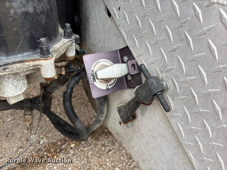 image for item FG2721 2002 Peterbilt 357 semi truck