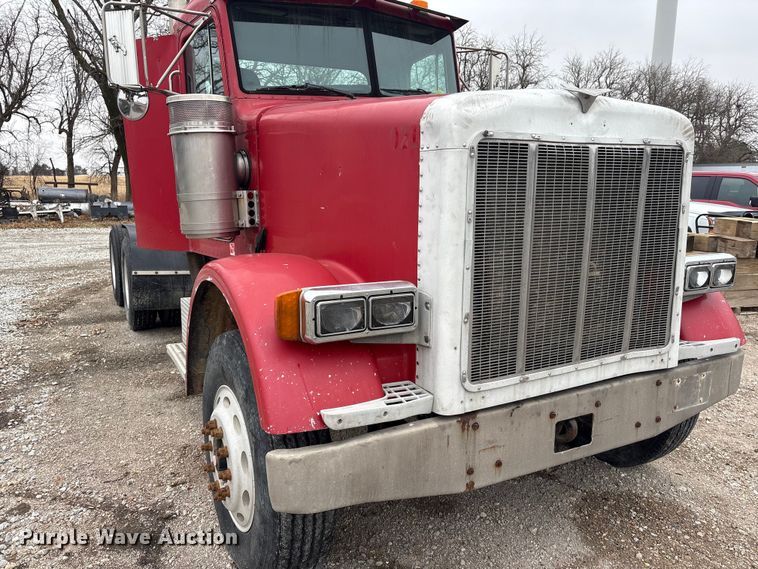 image for item FG2721 2002 Peterbilt 357 semi truck