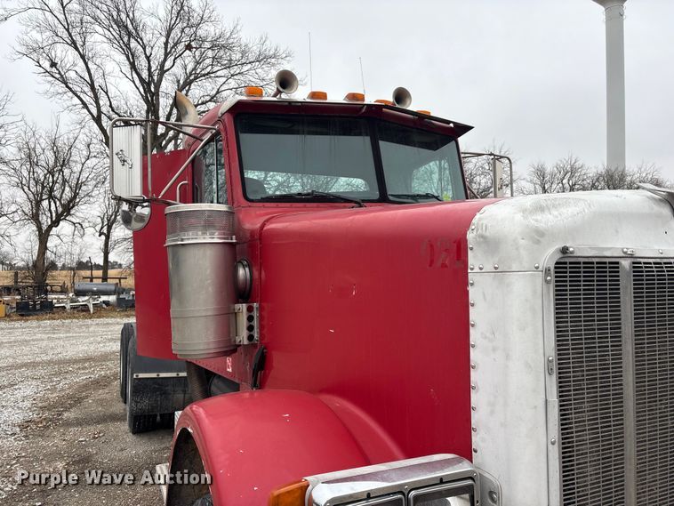 image for item FG2721 2002 Peterbilt 357 semi truck