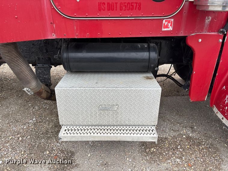 image for item FG2721 2002 Peterbilt 357 semi truck