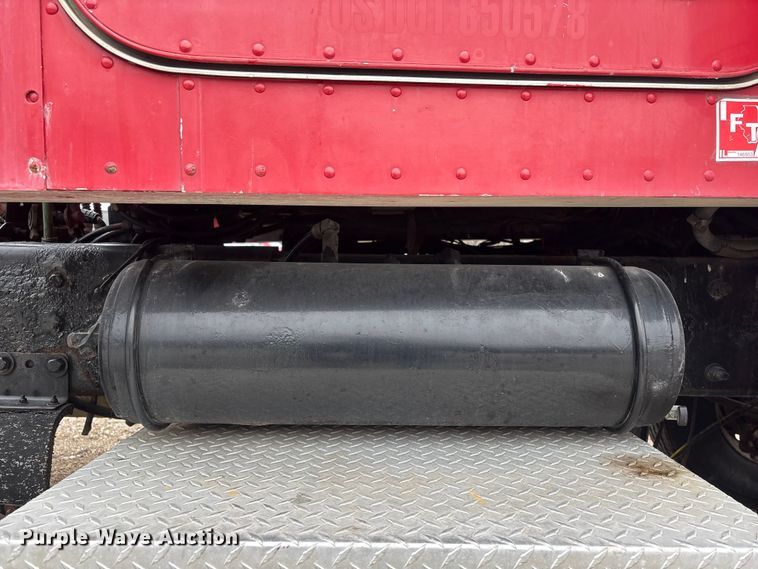 image for item FG2721 2002 Peterbilt 357 semi truck