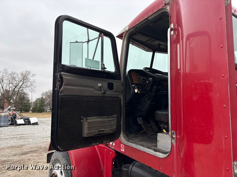 image for item FG2721 2002 Peterbilt 357 semi truck