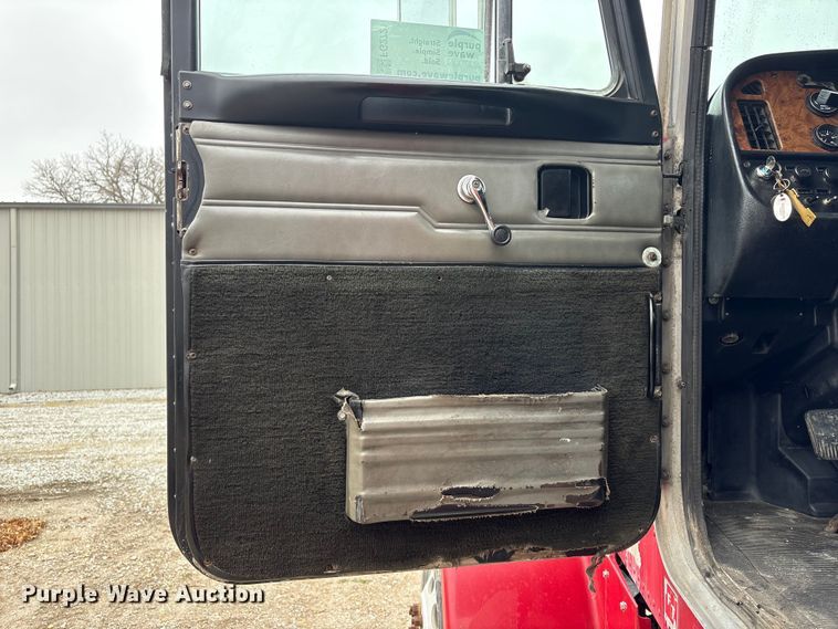 image for item FG2721 2002 Peterbilt 357 semi truck