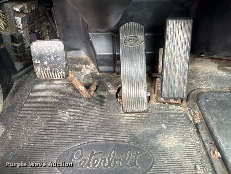 image for item FG2721 2002 Peterbilt 357 semi truck