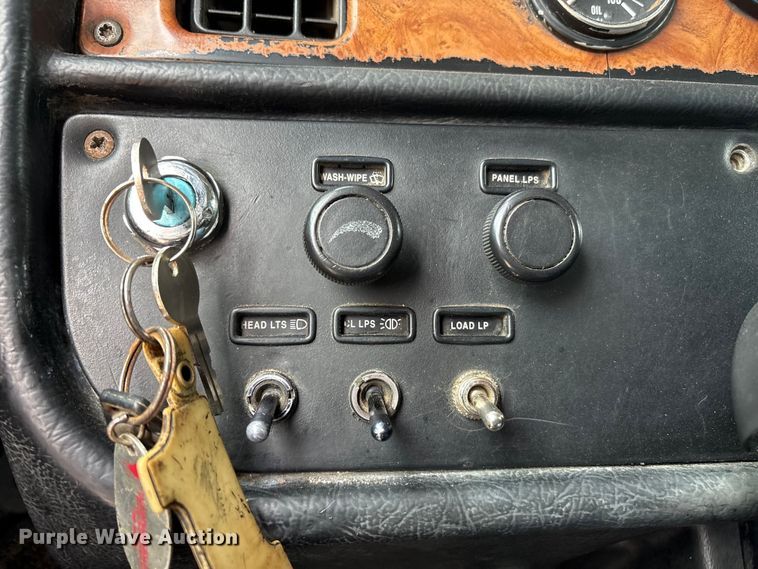 image for item FG2721 2002 Peterbilt 357 semi truck