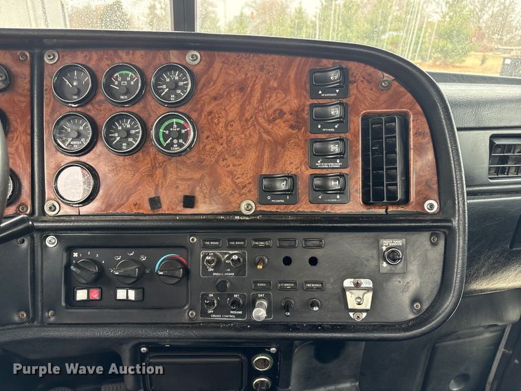 image for item FG2721 2002 Peterbilt 357 semi truck