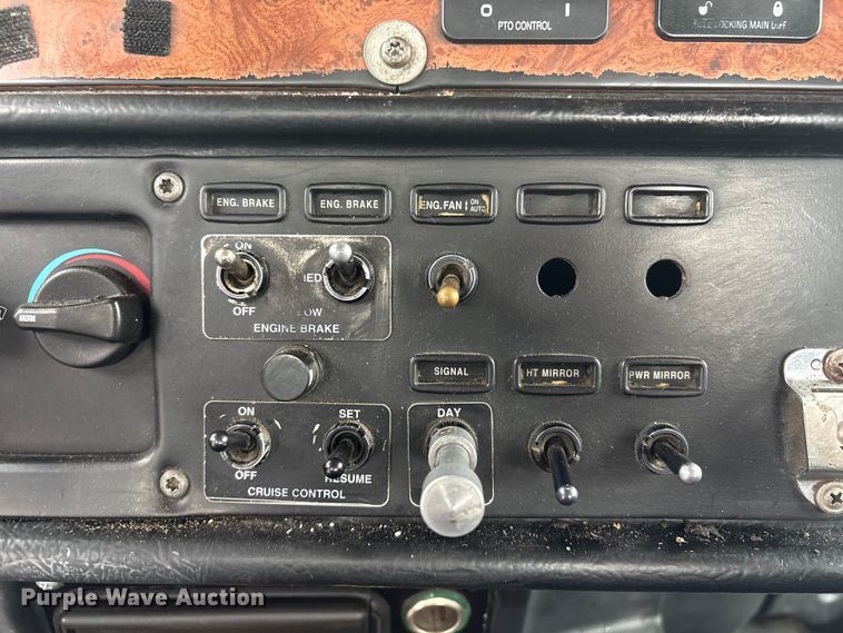 image for item FG2721 2002 Peterbilt 357 semi truck