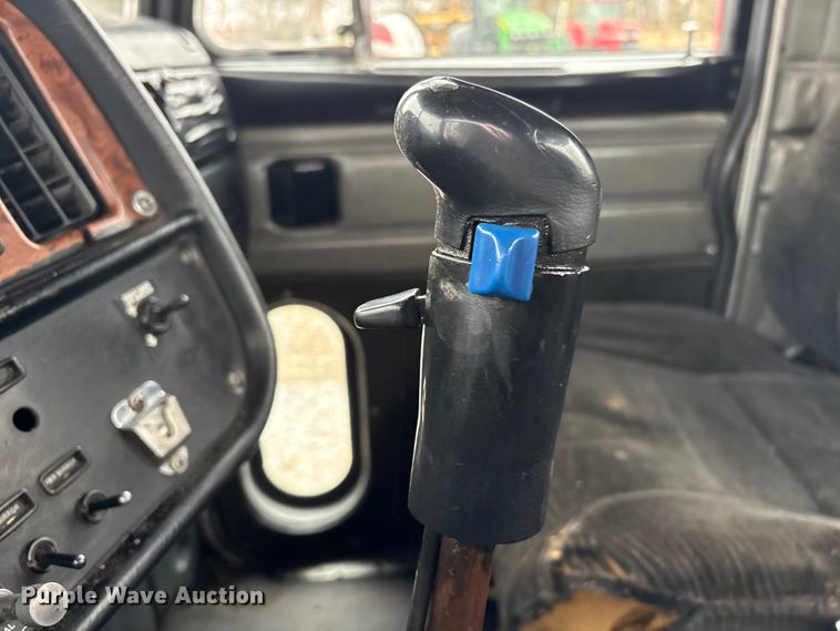 image for item FG2721 2002 Peterbilt 357 semi truck