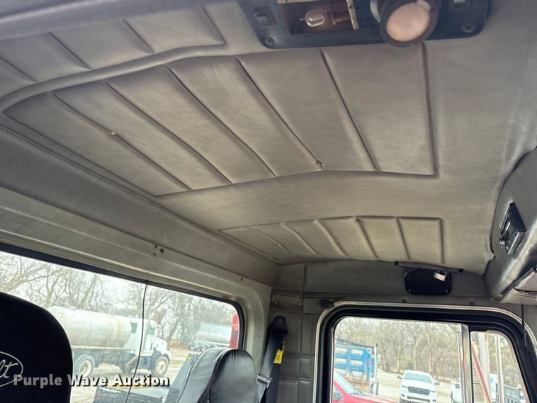 image for item FG2721 2002 Peterbilt 357 semi truck