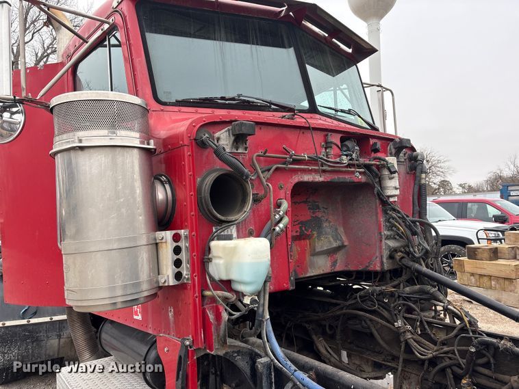 image for item FG2721 2002 Peterbilt 357 semi truck