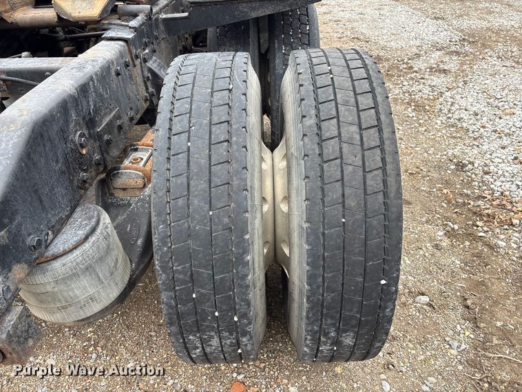 image for item FG2721 2002 Peterbilt 357 semi truck