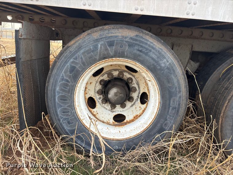 image for item FI0155 1998 Fruehauf dry van trailer