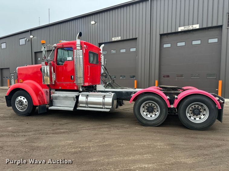 image for item FK1716 2003 Kenworth W900 semi truck
