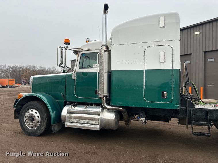 image for item FK1717 2005 Peterbilt 379 semi truck