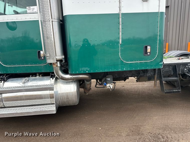 image for item FK1717 2005 Peterbilt 379 semi truck