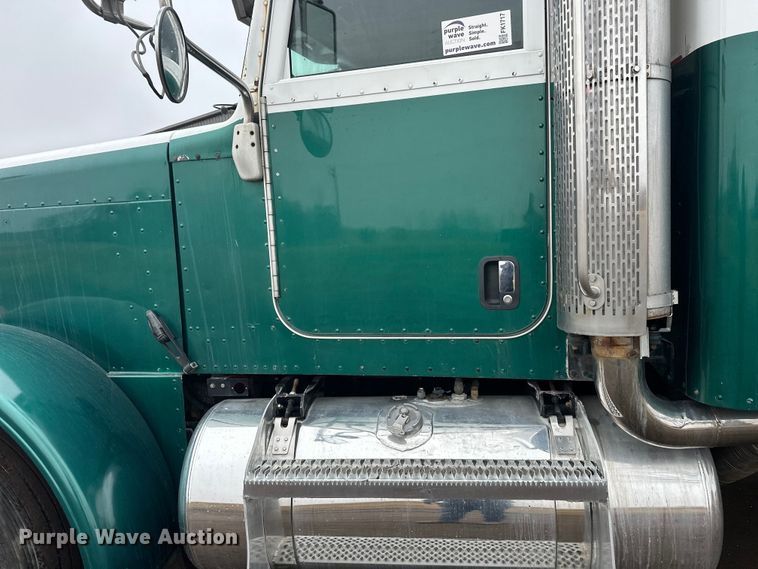 image for item FK1717 2005 Peterbilt 379 semi truck